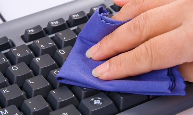 Чистим клавиатуру ноутбука без посторонней помощи: советы профессионалов Как почистить клаву на нетбуке